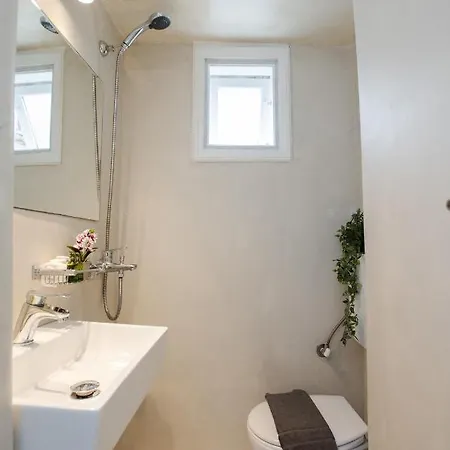 Whitelist Maisonette Iii In *